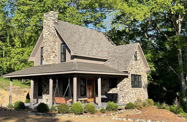 Gate Cottage, private getaway in a stylish new homenw/views, hiking and a creek.