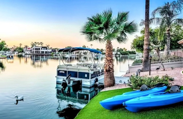GATED1Story LUX Val Vista Lakefront:Salt Pool,Boat,Spa,Kayaks,Paddleboards,Bikes