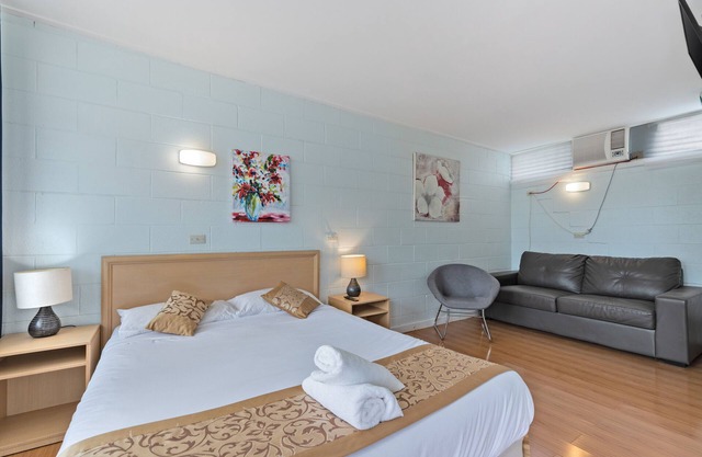 Gazebo Motor Inn - Clean Motel Room near Murray River, Private Bathroom