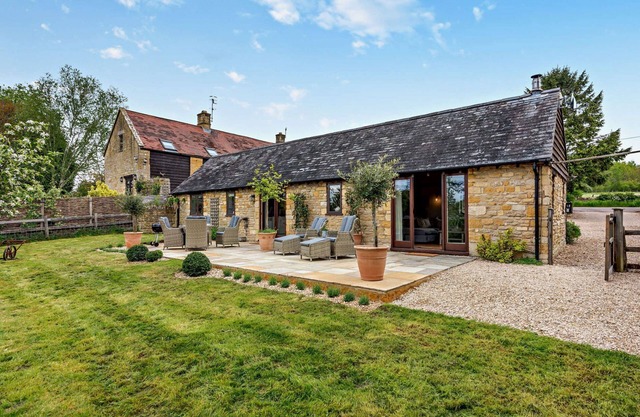 Luxury one bedroom dog friendly Cotswold holiday cottage - Perry Cottage