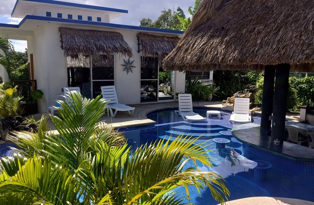GECKO "POOL SIDE" BUNGALOW-Boutique Resort -Stunning Pool- Airport Shuttle!