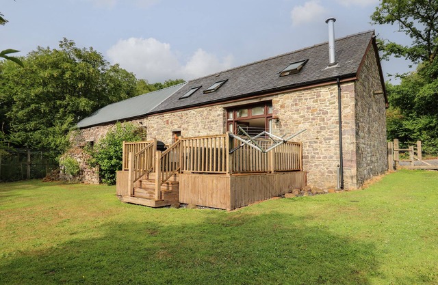 GELLI BARN, family friendly, with open fire in Llandeilo
