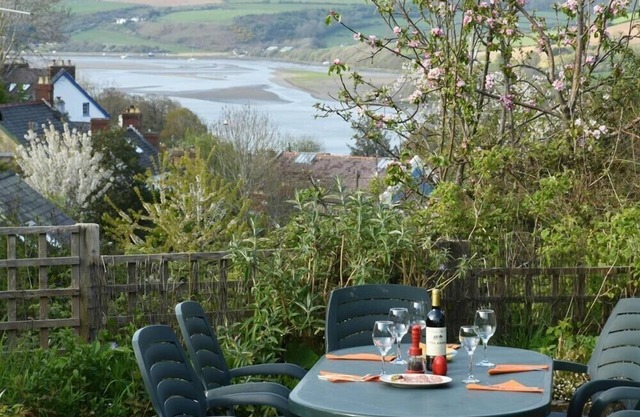 GELLIFOR, pet friendly, with open fire in St Dogmaels