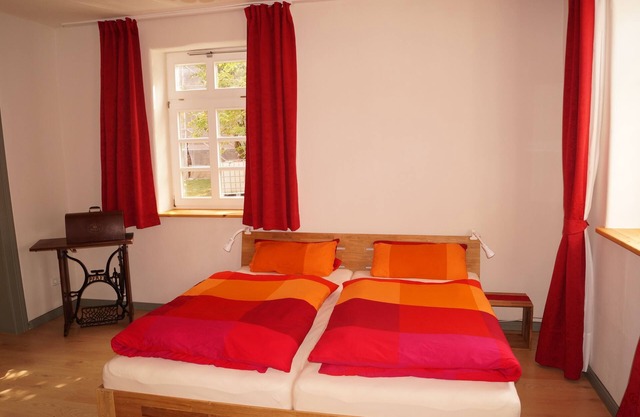 Gemütliche Ferienwohnung im Alten Pfarrhaus. Mit Gartenzugang und Sitzgruppe