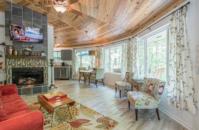🌎Gem🔥Fireplace🌳Forest🌻Relax🍷Wineries🔥Fire Pit🍔Grill📺ROKU🆒Vibe🛏️Queen