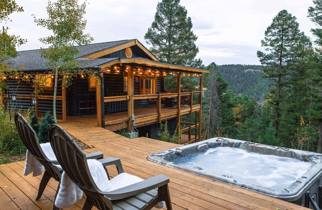 Genuine Log Cabin: Hottub, Fast Wifi, Covered Deck