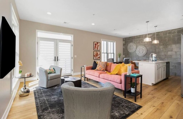 George 203: 8th St Multi-level Condo w/Terrace