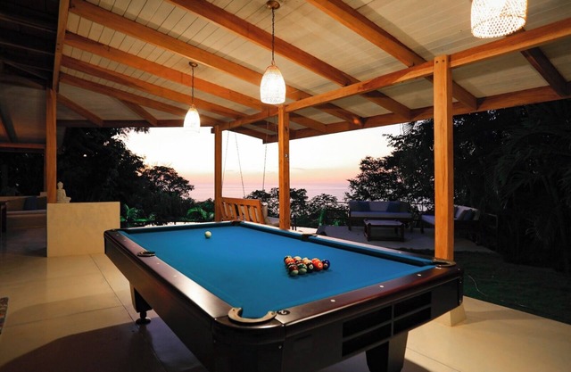 Georgeous 3 bedroom villa ocean & sunset views only 5 minutes from Santa Teresan