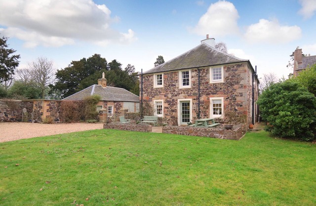 Georgian coach house in private location, 5 minutes from North Berwick