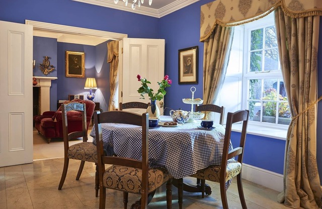 Georgian Galway Carriagehouse - Overlooking Palladian Fountain in Country Est