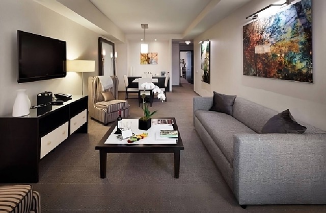 Get A Lovely View Of All The Skyscrapers! 2 Lovely Suites, Bar, Bring your Pet!