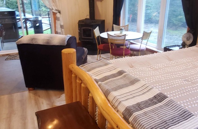 Get away from the noise, Tranquil 1-bedroom off grid cabin min south of Sudbury