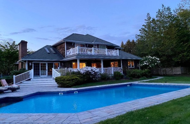Get out of city. Luxury Family Retreat; Pool, Putting Green, great outdoor deck