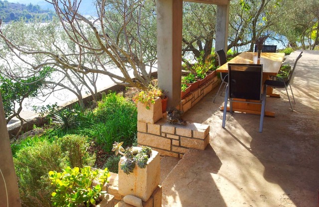 Getaway Beach House-One Bedroom Holiday Home with Terrace and Sea View