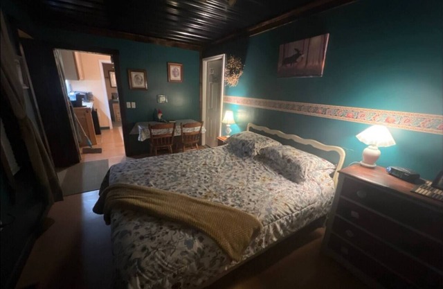 Getaway Mini-Suite With Pub Lounge on Site!