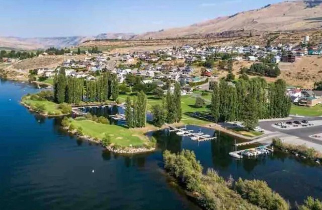 Getaway w/shared pool, tennis/b-ball/pickleball courts, & boat launch! 30day min
