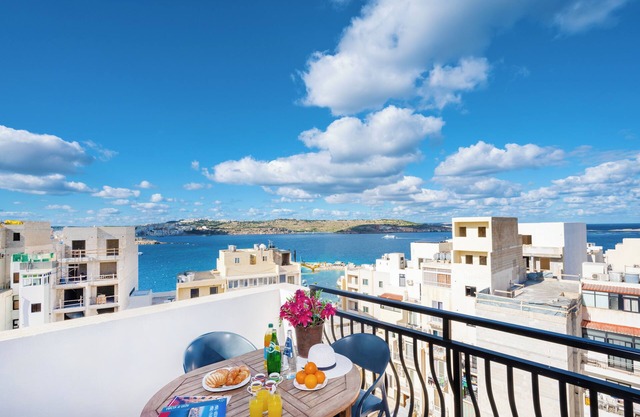 GetawaysMalta - Seashells Apartment with panoramic sea view terrace in Bugibba