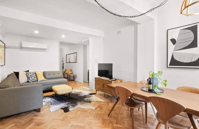 Getawayz NSW - St. James, Art Deco Dream - 2 Bedder w/Aircon