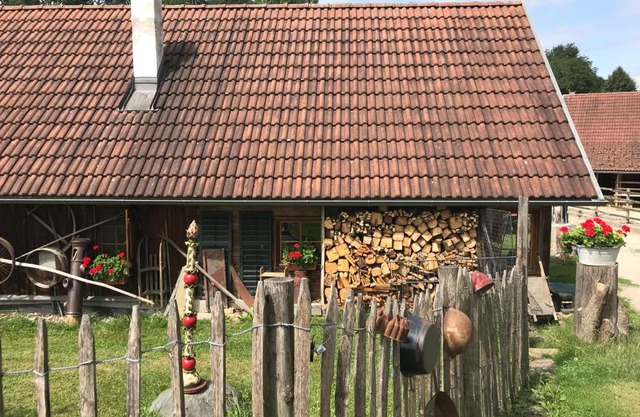 Getreidekasten auf einer Lamafarm