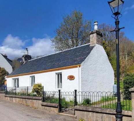 Ghillies Cottage, Loch Ness