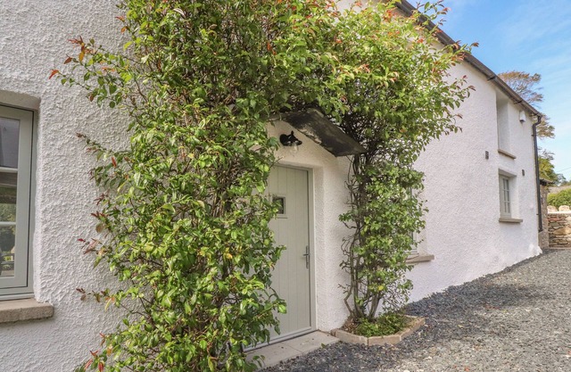 GHYLL COTTAGE, pet friendly, with open fire in Milnthorpe