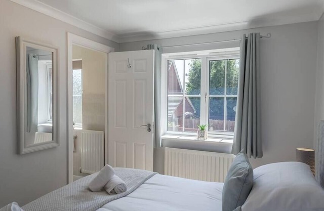 "Ginger and Gold Haven" – Peaceful Retreat with Free Parking, Garden, and Super King Bed