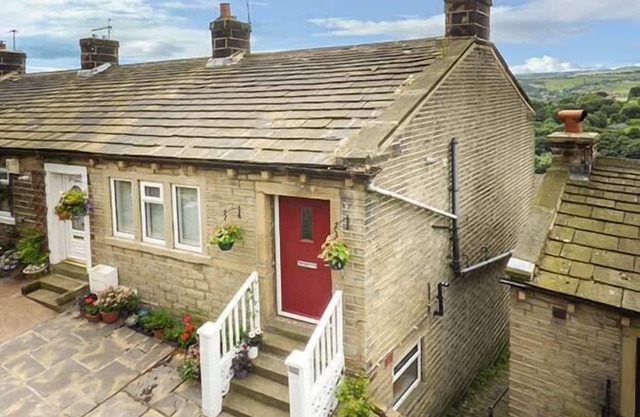 GINNEL CORNER, family friendly, character holiday cottage in Golcar