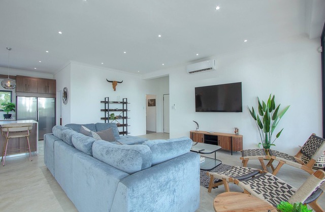 Giraffe Oasis - Kruger Luxury Family Villa: 5-BRs WiFi & AC in Marloth Park