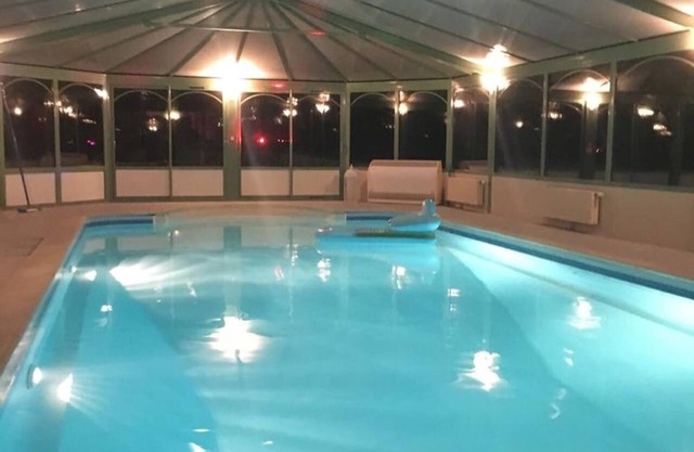 Gîte/4-6 persons covered and heated swimming pool