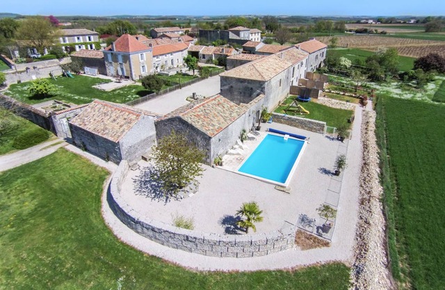 Gite 4 Etoiles 2 adults 2 children. Piscine chauffée, WIFI, parking.