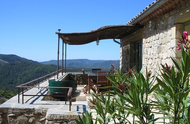 Gite 6 people in a stone farmhouse, swimming pool, property 10Ha, panoramic view