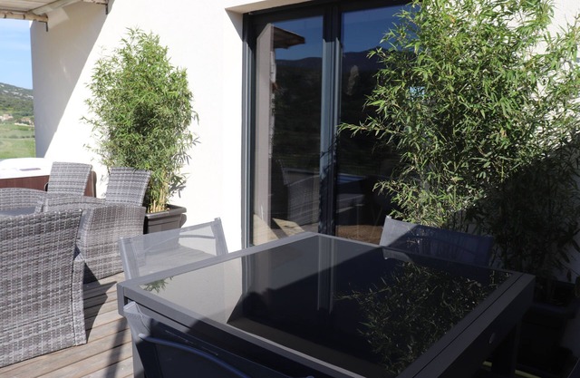 Gite, back country, breathtaking view and jacuzzi
