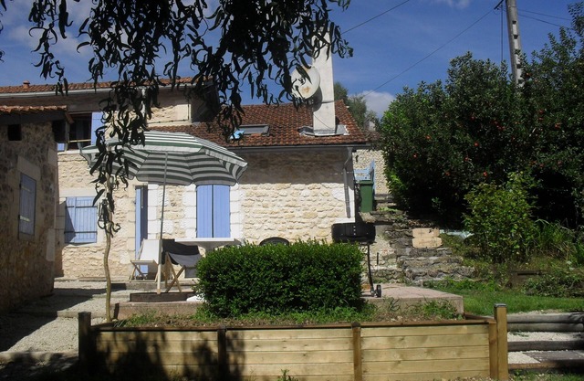 Gite "blue shutters" Small country house in Charente Maritime