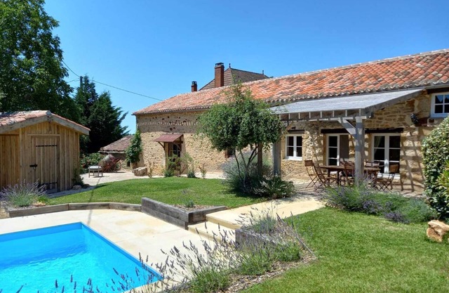 Gîte des Lavandes with private pool