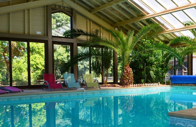 Gîte for 15 people with indoor swimming pool and Jacuzzi