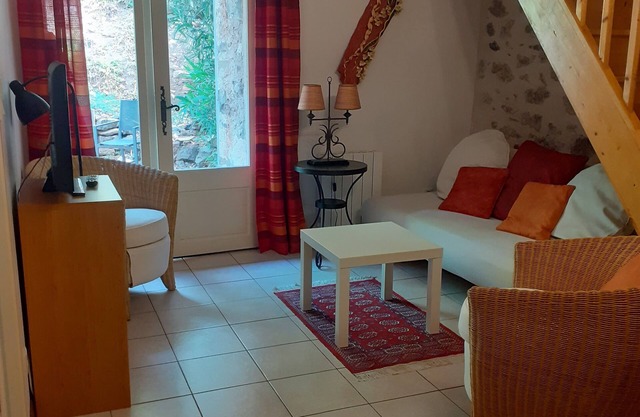 GITE IN LANGUEDOC SLEEPS 4, 5-MINUTE WALK FROM WATERFRONT