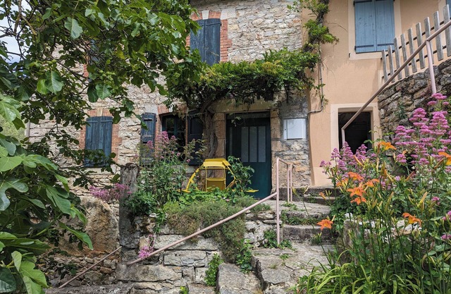 Gîte La Glycine: calm and greenery for families and pet owners.