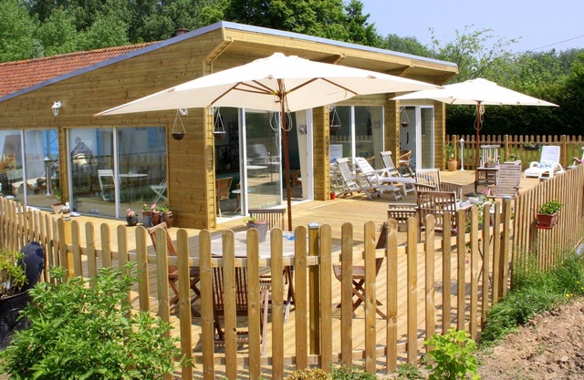 Gite La Terre 11 pers shared covered and heated swimming pool