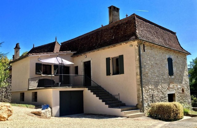 Gite Le Roucayral, superb view of ST CIRQ LAPOPIE. 2 air-conditioned bedrooms.