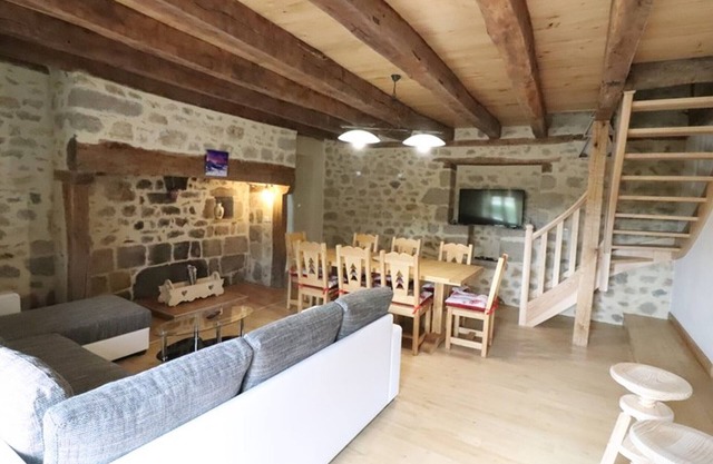 Gite Le Rouget-Pers, 4 bedrooms, 8 persons