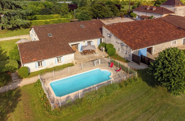 Gîte Lou Prat sleeps 8 to 10 with private pool