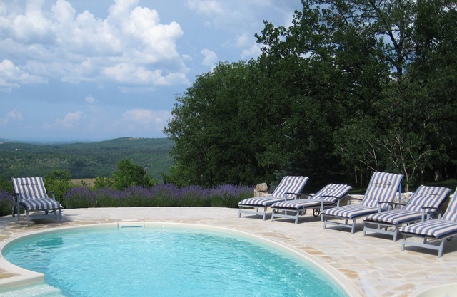 Gite, near historical village, quiet, private swimming pool with unique view