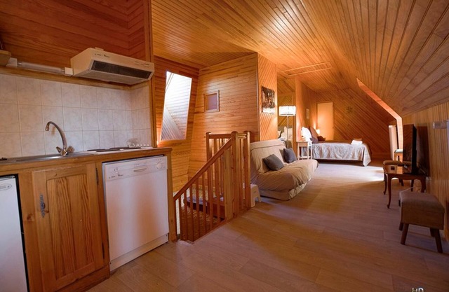 Gite Saint-Bonnet-de-Salers, 6 bedrooms, 14 persons