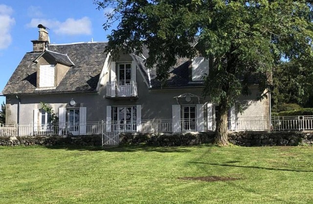 Gite Saint-Bonnet-de-Salers, 4 bedrooms, 9 persons