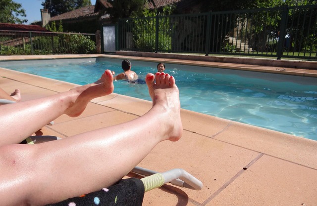 Gîte with swimming pool, countryside and wifi sleeps 8 and 2 babies, farm animals.