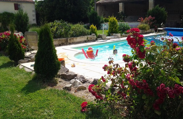 Gites de la Forge, 2 large houses 25/27 pax. 2 pools, indoor & outdoor games.