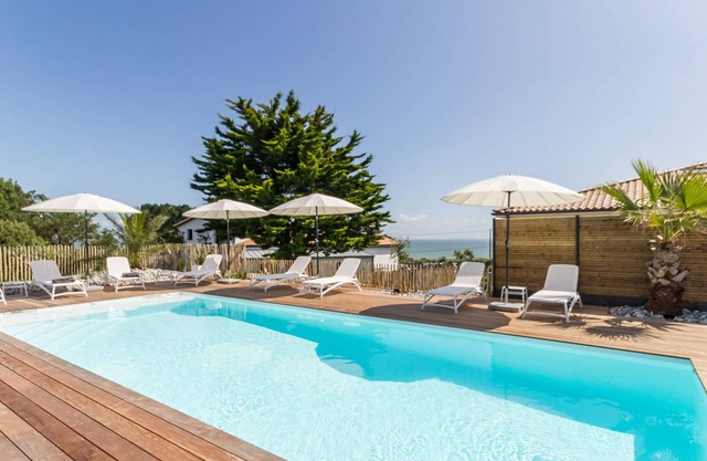 Gîtes with heated pool near beach. Garden, spa, BBQ, WiFi. Baby bed included