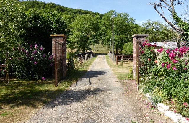 Giverny-Vernon: spacious listed property of 3000 sqm in the valley. Quiet garden