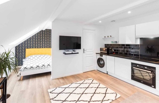 Glam bright apartment 2nd floor