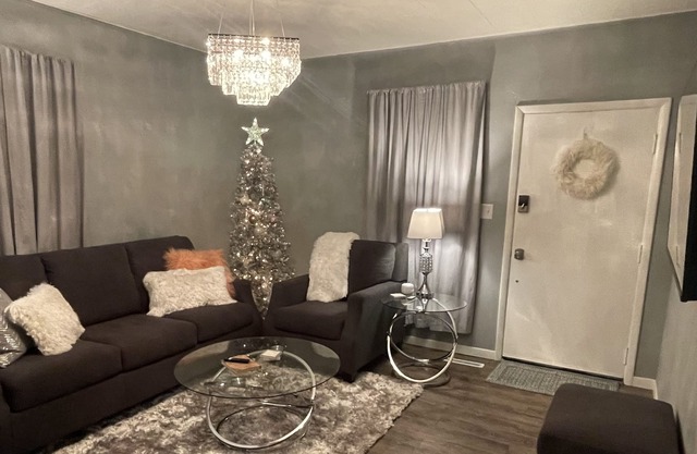 Glam cottage (pet-friendly) 5 mins from Czech Village & NewBo, 25 from Iowa City